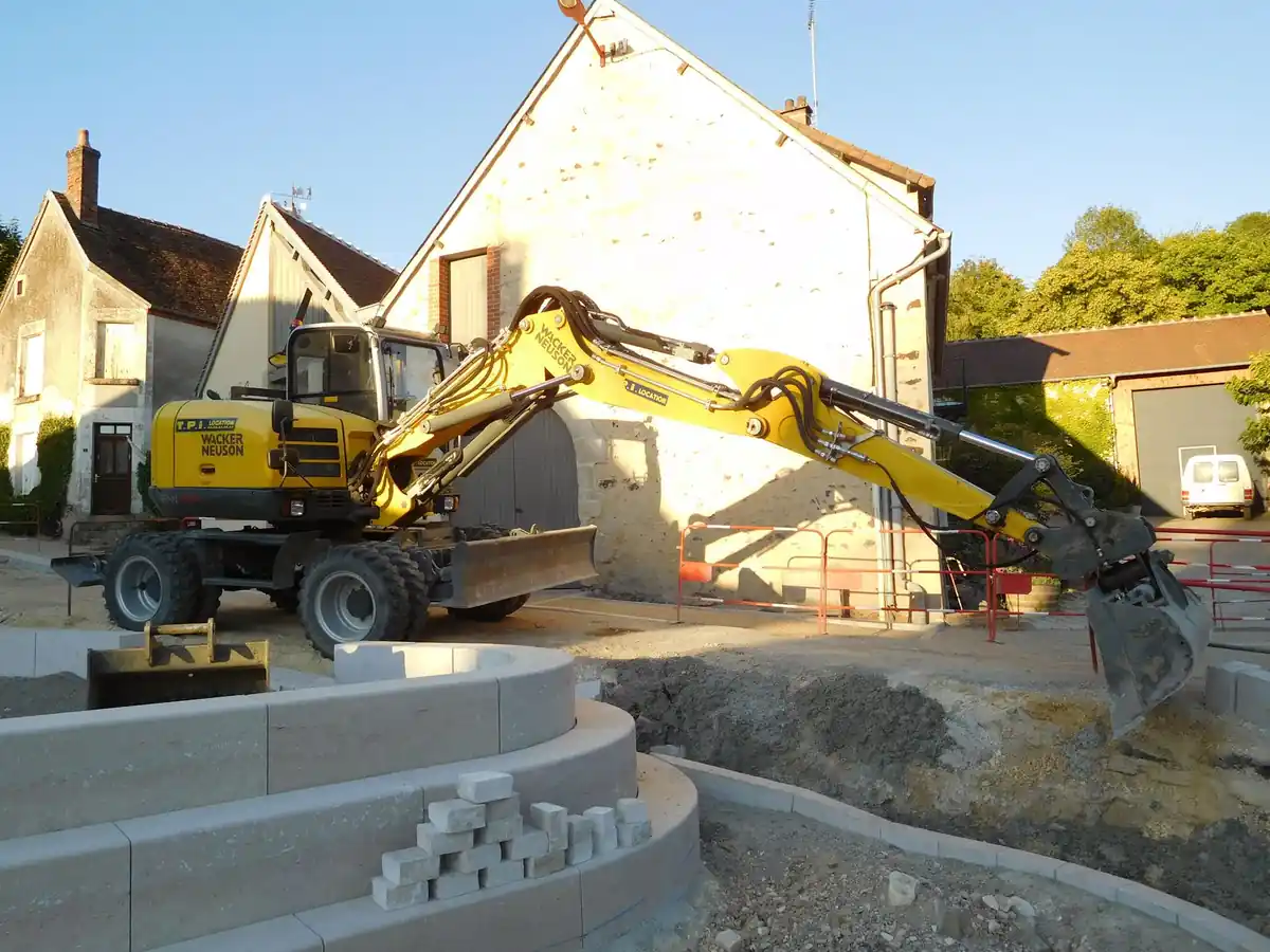 mini-pelle sur la plateforme d'une maison en construction à Bordeaux