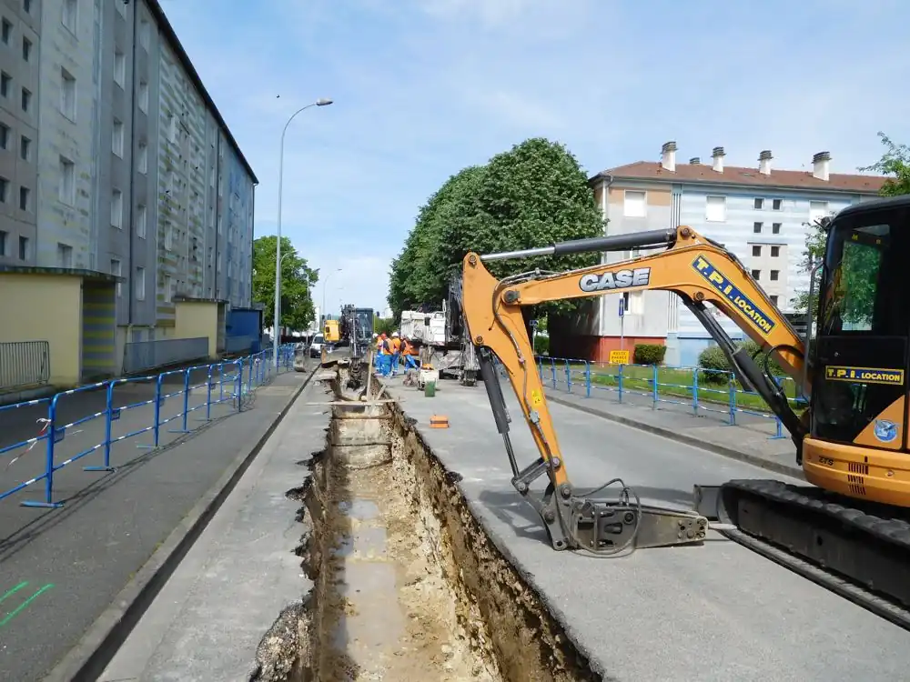 tranchée de réseaux sur un terrain à viabiliser à Bordeaux
